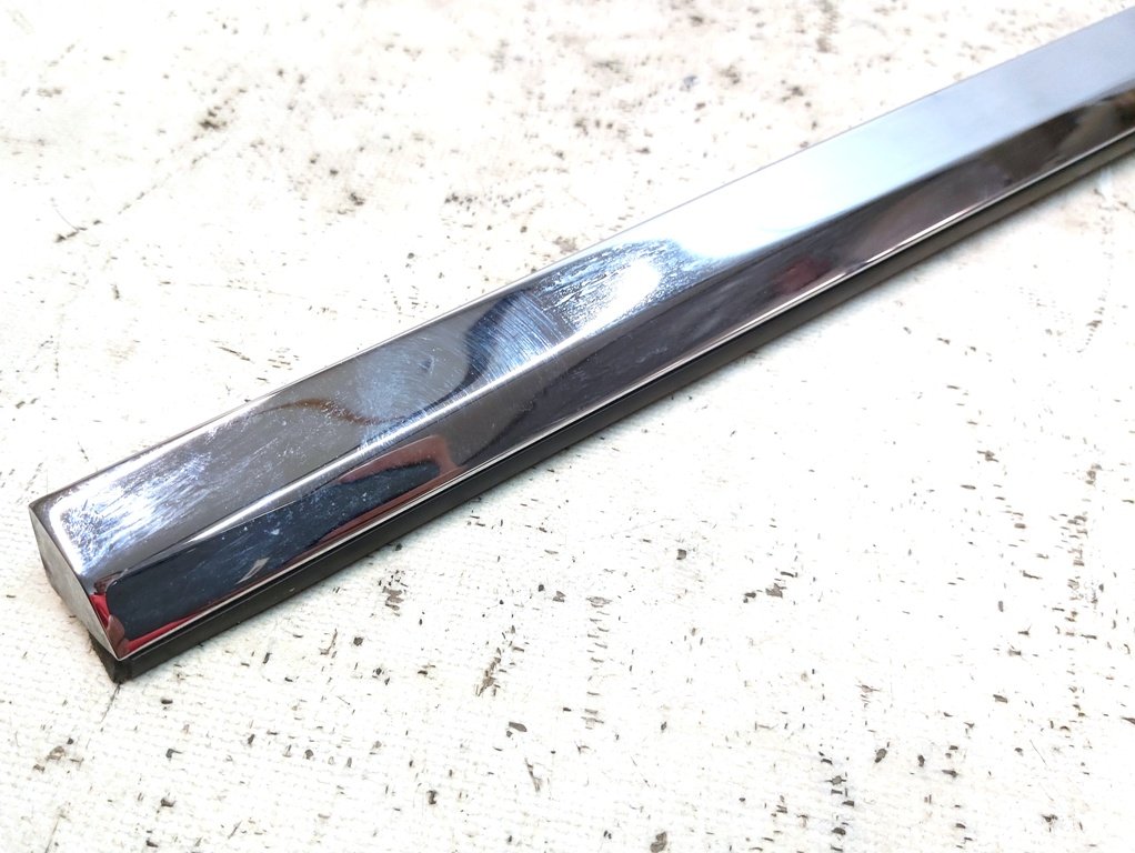 1 OUTER BELT SEAL ASS'Y,RH FR with damage Tesla model X 1032166-88-D