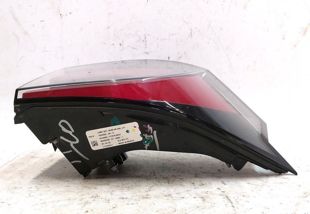 4 Tesla model X 1034332-00-B가 손상된 외부 램프 왼쪽