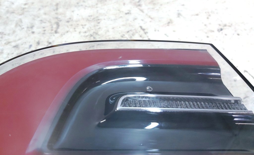 4 Tesla model X 1034332-00-B가 손상된 외부 램프 왼쪽