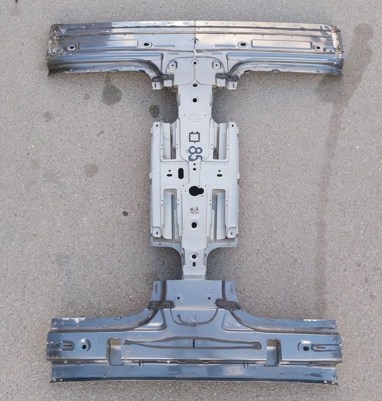 1 Centralna podpora dachu (kalenica) z dodatkowymi elementami Tesla model X 1069459-S0-A