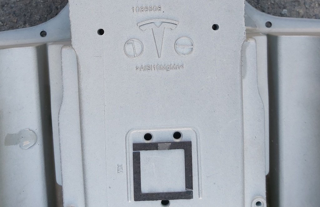 1 Centralna podpora dachu (kalenica) z dodatkowymi elementami Tesla model X 1069459-S0-A