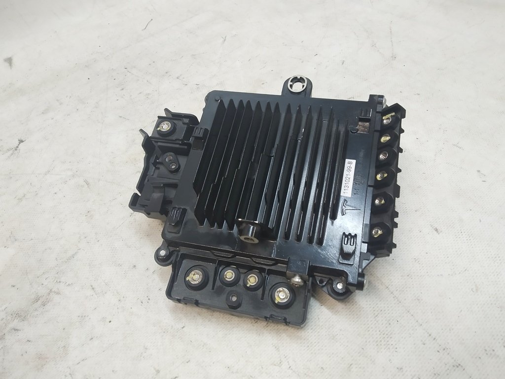 Boîte à fusibles électronique REV01 complète avec couvercles Tesla modèle X 1112379-01-J