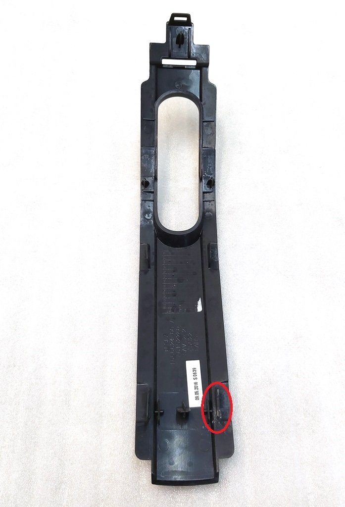 1071907-05-B Pokrowiec ozdobny pas bezpieczeństwa 2. rząd lewego modelu Tesla X 1066804-00-B