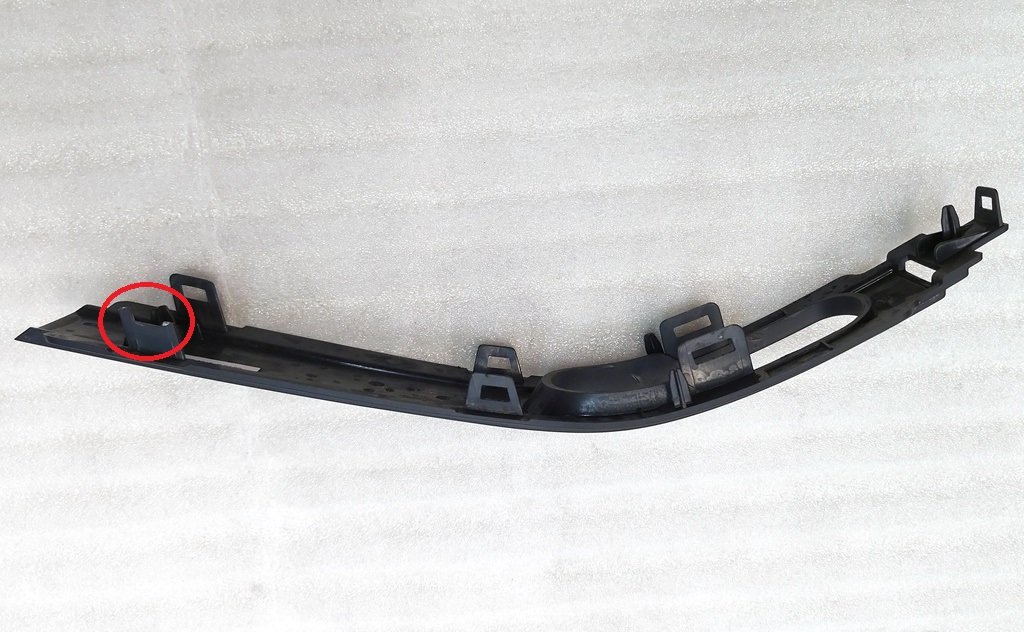 1071907-05-B Pokrowiec ozdobny pas bezpieczeństwa 2. rząd lewego modelu Tesla X 1066804-00-B