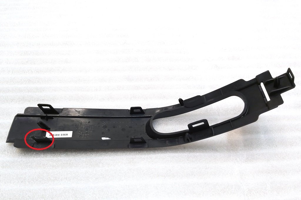 1071907-05-B Pokrowiec ozdobny pas bezpieczeństwa 2. rząd lewego modelu Tesla X 1066804-00-B