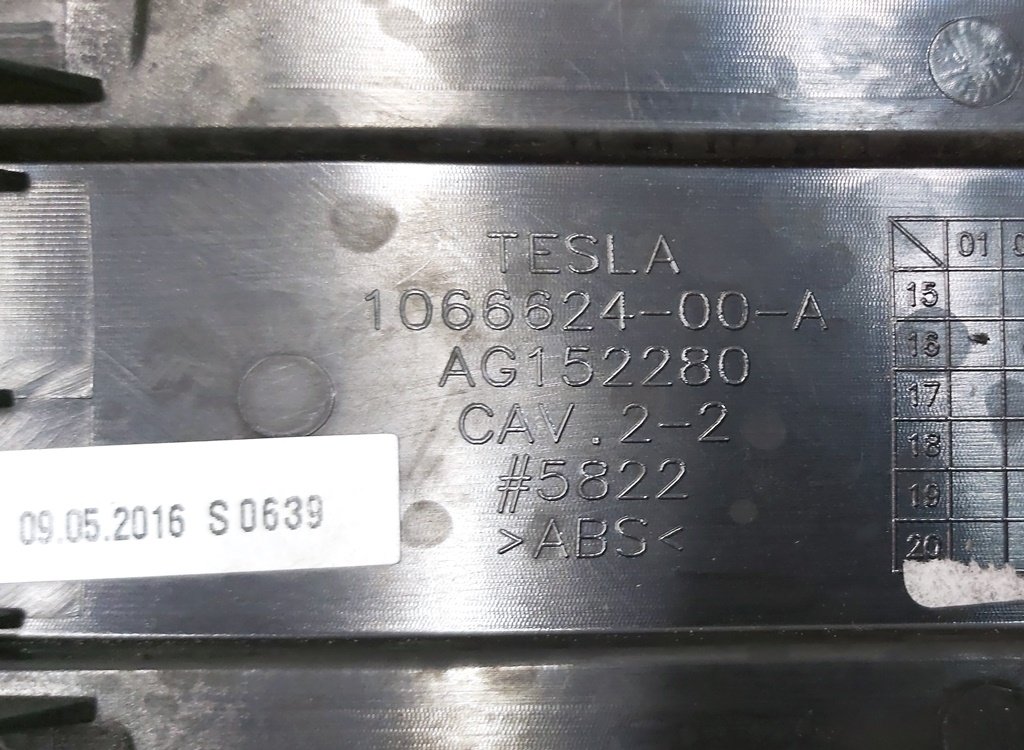1071907-05-B Pokrowiec ozdobny pas bezpieczeństwa 2. rząd lewego modelu Tesla X 1066804-00-B