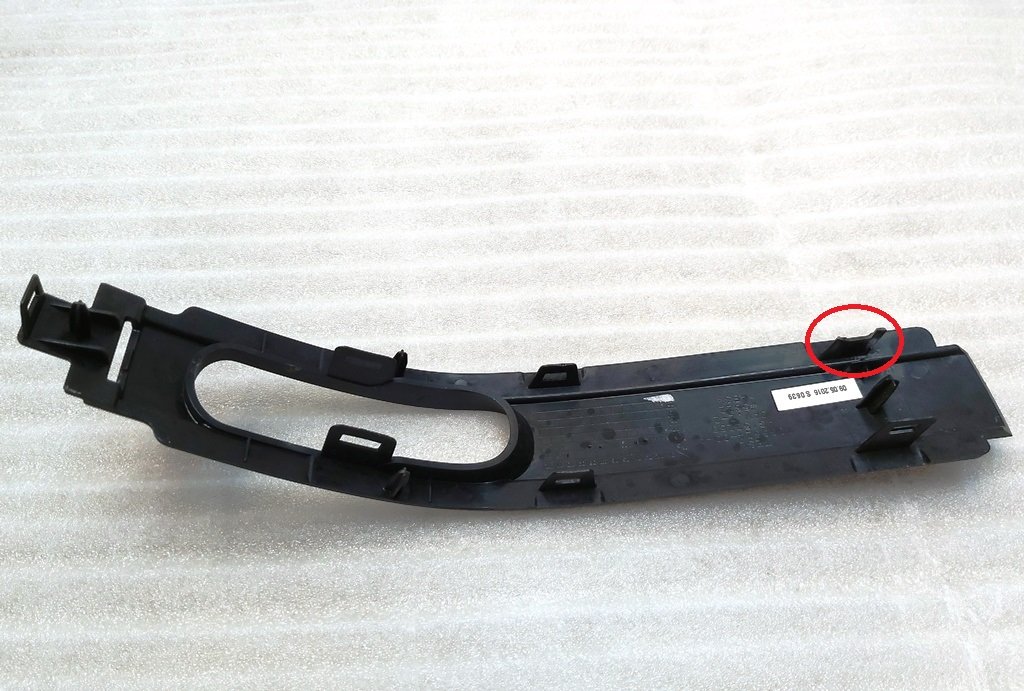 1071907-05-B Pokrowiec ozdobny pas bezpieczeństwa 2. rząd lewego modelu Tesla X 1066804-00-B