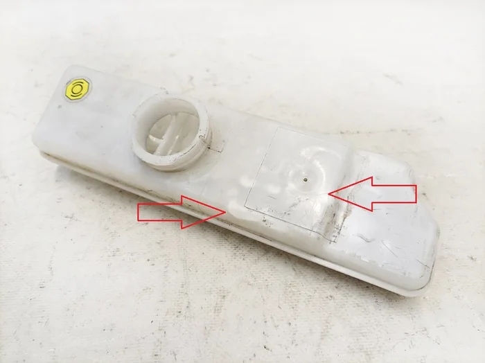 Expanzní nádržka brzdového systému BOOSTER s poškozením Tesla model 3 1044673-00-B