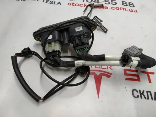 特斯拉 Model S 1003197-00-F 低压主电池连接器