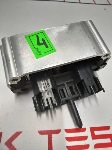 1003311-00-B-03 Retenedor de tapa para el conector de bajo voltaje del conjunto de la batería de alto voltaje para el coche eléctrico Tesla Model S. Uno de los componentes del equipo electrónico de un coche popular de EE. UU. Proporciona un funcionamiento