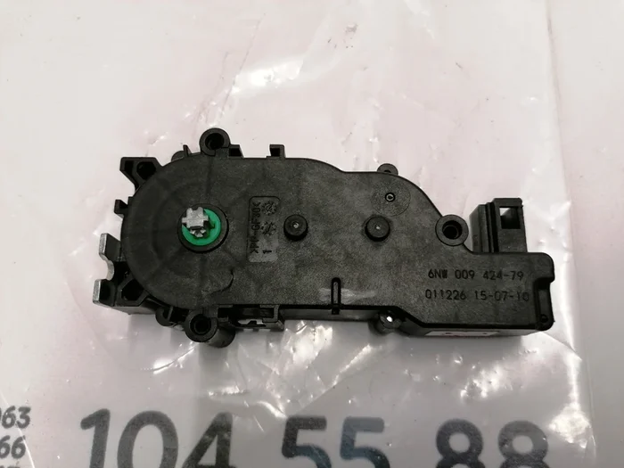 Pohon zámku víka zavazadlového prostoru (navíječ) s poškozením Tesla Model S, Model S REST, Model S únor 2021, model S červen 2025 1003549-00-B