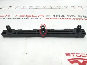1003693-00-A x Prowadnica listwy progowej przedniej prawej Uszkodzona Tesla model S, model S REST 1003693-00-C