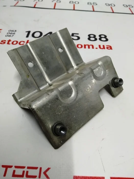 31 Кронштейн чилера Tesla model S 1003762-00-A
