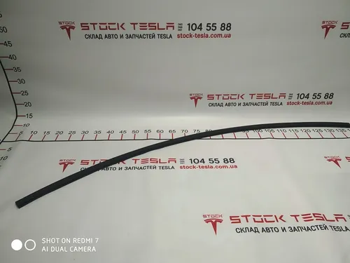 2 Těsnění (proužek) pod čelní sklo Tesla model S, REST 1004376-00-D