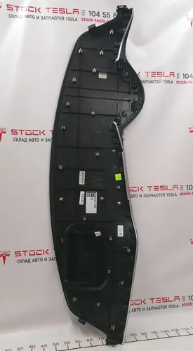 8 1004397-10-O Torpedpanel (svart konstläder) PUR / PUR BLK för Tesla Model S. En viktig del av interiören i en bil från USA. Utför både en dekorativ och en praktisk funktion. Mittpanelen (torped) på Tesla Model S har en solid konstruktion och är täckt me
