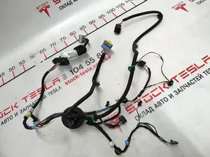1004425-00-R テスラ モデル S の左後部ドア配線。このコンポーネントは、すべての可動ボディ パーツの適切な操作を担当します。サイトで購入するために提示されているすべてのテスラ部品は、米国の有名な自動車ブランドのオリジナル製品です。これは、製品本体の対応するマーキングによって証明されます。テスラモデルSの左後部ドアの配線は、高品質の複合材料で作られています。これらは、さまざまな車両システムの信頼性の高い安全な操作を保証します。このコンポーネントが故障している場合は、損傷した電気配線をテスラの純