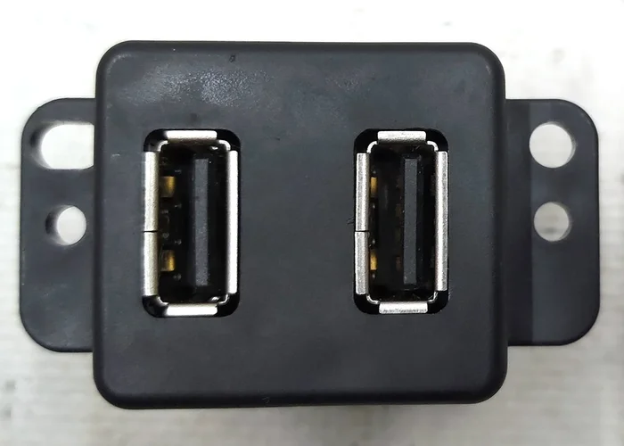 Porturi USB (media hub) cu urme de oxidare Tesla model S, model S REST 1004815-01-B