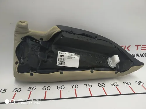 1005971-01-Zテスラ電気自動車用シートクッション左2列目（BASE PV TAN）。車の室内装飾の構成要素のひとつで、人の快適なフィット感に貢献します。これらはオリジナルのテスラモデルSスペアパーツであり、メーカー独自のマーキングがあります。2列目シート（BASE PV TAN）の左クッションは、手触りが良く、長期間使用できるように設計された高品質の素材で作られています。このコンポーネントが損傷または摩耗している場合は、テスラの純正部品を購入することですぐに交換できます。サイトで購入可能なすべて