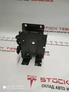 Нижнє кріплення АКБ Tesla model S 1007556-00-C