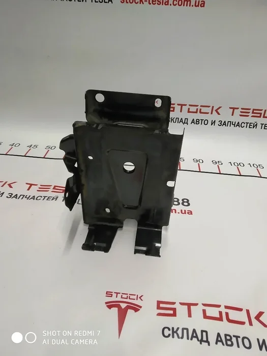 4 Нижнє кріплення АКБ Tesla model S 1007556-00-C