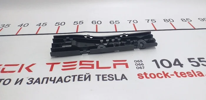 Wspornik montażowy rury spustowej prawa strona Tesla model S, model S REST 1008372-00-E