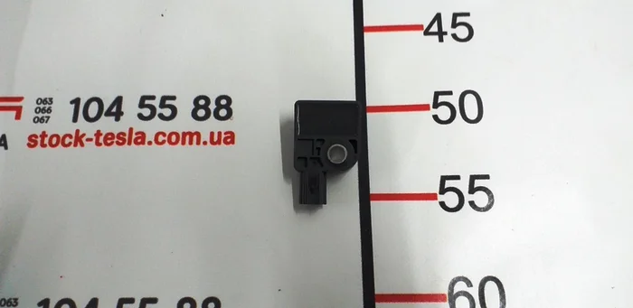 Sensore d'urto montante C Tesla modello S 1009017-00-A