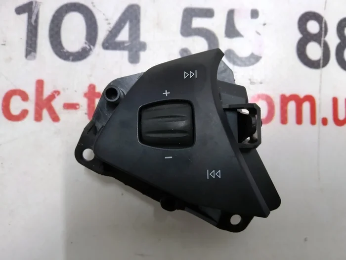 1013242-00-F-LH Pulsante shift sinistro (al volante) per Tesla Model S. Uno degli elementi di comando multifunzionali che permette di interagire efficacemente con il computer di bordo di un'auto elettrica. Si tratta di parti a marchio Tesla sviluppate dag