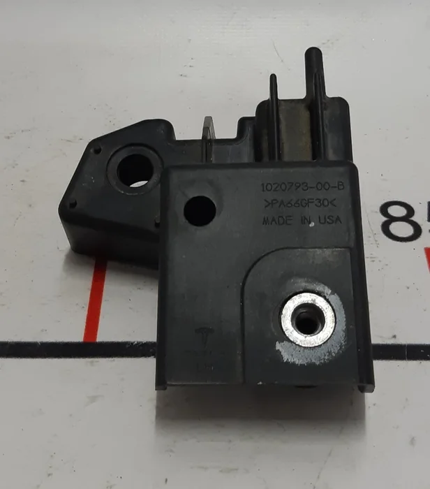 Voorbumperbevestiging links binnen met schade Tesla model S 1061331-00-B