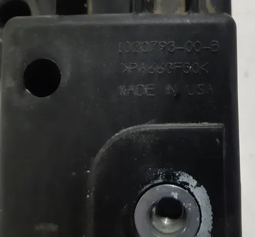 Voorbumperbevestiging links binnen met schade Tesla model S 1061331-00-B