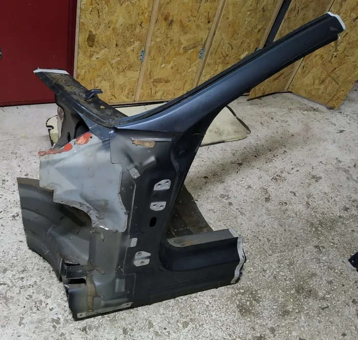 7 Kvart forreste venstre søjle A (forrest) med en del af tærskelsamlingen Tesla model S REST 1024199-S0-B