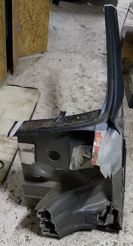 7 Kvart forreste venstre søjle A (forrest) med en del af tærskelsamlingen Tesla model S REST 1024199-S0-B