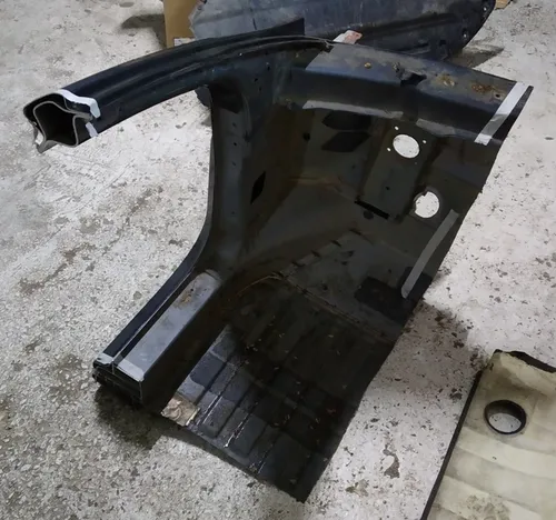 7 Kvart forreste venstre søjle A (forrest) med en del af tærskelsamlingen Tesla model S REST 1024199-S0-B