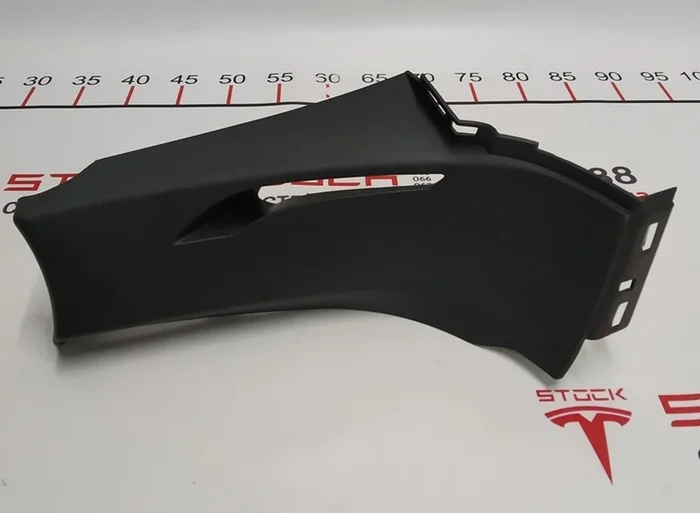 20 1024732-00-B Podkładka pasa bezpieczeństwa na słupku C, prawa Tesla model S, model S REST 1024732-00-B