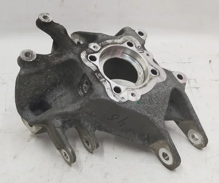 1 Кулак задній лівий (цапфа) із пошкодженням Tesla model X 1027411-00-D