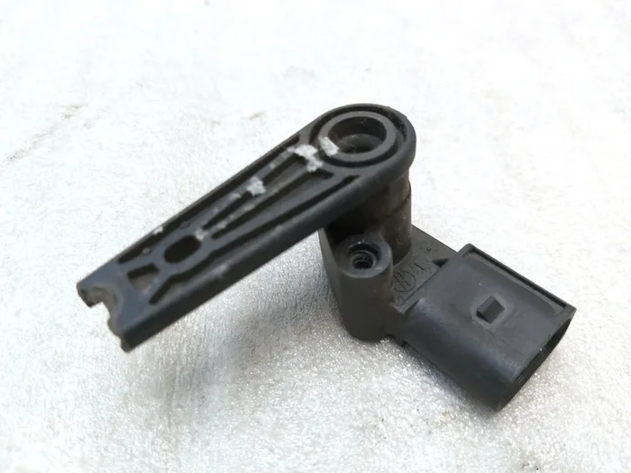 Czujnik poziomu zawieszenia pneumatycznego tylnego prawego (uszkodzona dźwignia) Tesla model X 1027976-00-A