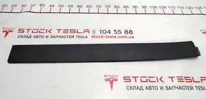 Накладка дверей задньої лівої нижня зовнішня без датчика Tesla model X 1035203-00-E