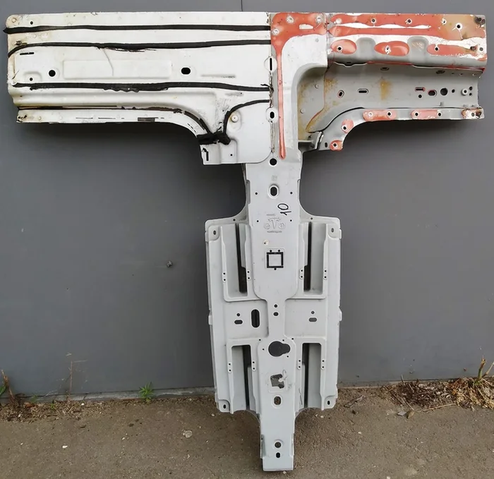 1 Supporto centrale del tetto (colmo) con pezzi aggiuntivi Tesla modello X 1069459-S0-A