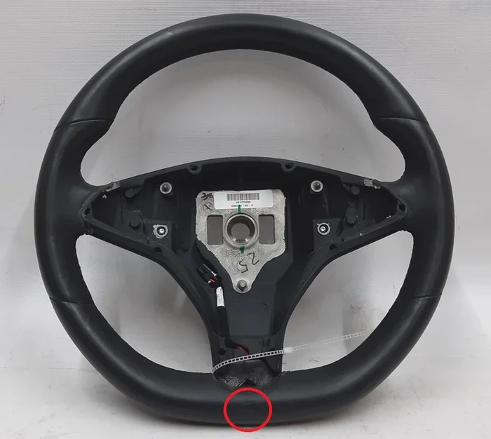 1 加热方向盘损坏 Tesla 型号 S，型号 S REST，型号 X 1036774-00-D