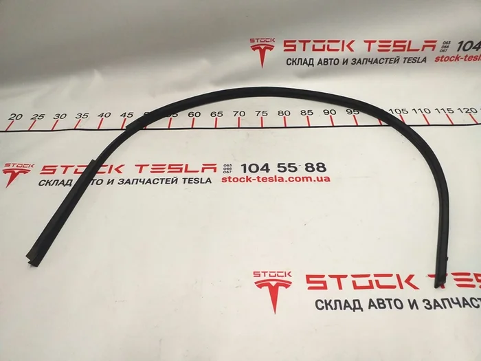 3 Ущільнювач зовнішній декоративної панелі лівий Tesla model S, model S REST 1053618-S0-B