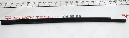 1038395-80-A z Tesla 전기 자동차 용 후면 좌측 크롬 외부 도어 몰딩. 그것은 미국산 자동차의 외관을 향상시키는 장식 요소입니다. 크롬 마감 처리를하여이 부분을 신체의 나머지 부분과 효과적으로 구분합니다. 후면 좌측 도어의 외부 몰딩은 내마모성 소재로 제작되었습니다. 장식 요소를 포함한 모든 Tesla 부품은 미국 회사의 오리지널 제품입니다. 후면 좌측 도어의 크롬 도금 외부 몰딩은 특별히 표시되어 있습니다. 제조업체는 정품 Tesla 