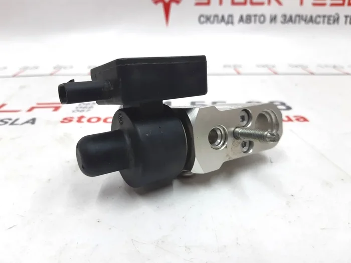 Valvola di raffreddamento batteria Tesla modello X 1039040-00-G