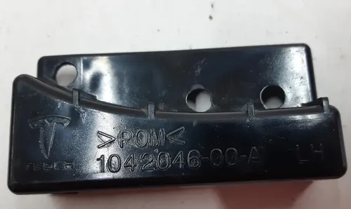 1042046-00-B z Bakre vänstra stötfångarfäste med skada Tesla modell S REST 1042046-00-B