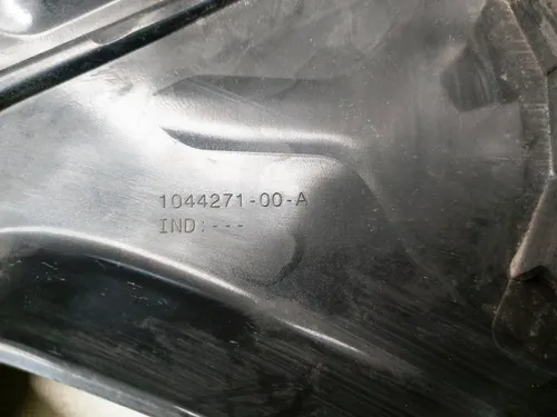 Radkappe (18 Zoll) mit Beschädigung Tesla Modell 3 1044271-00-C