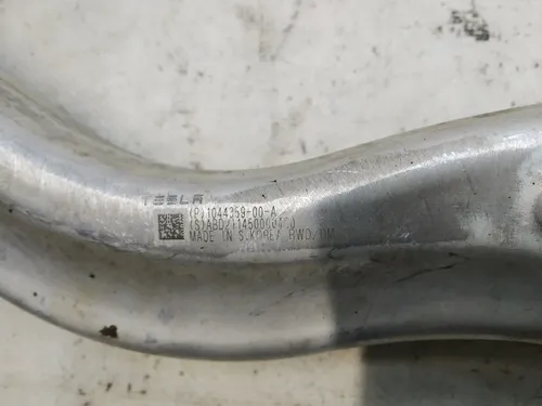 Wahacz dolny prawy przedni (banan) z uszkodzeniem Tesla model 3, model Y 1044359-00-A