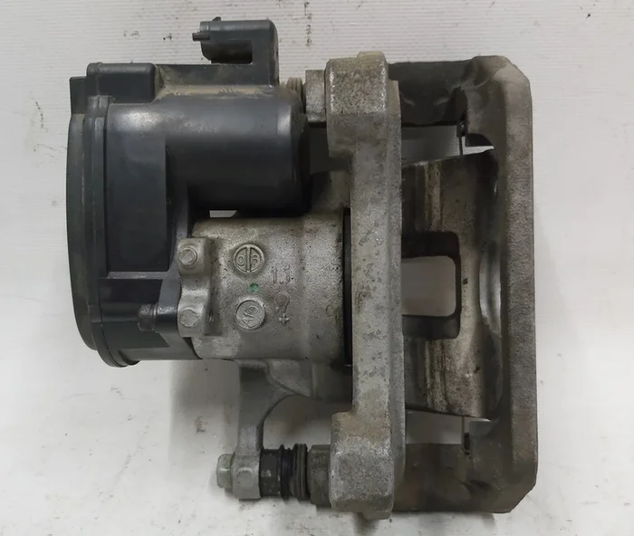 De achterkant van de achterkant links links mando zonder remblokken Tesla Model 3, Model 3 jan 2024, model Y 1044623-00-J