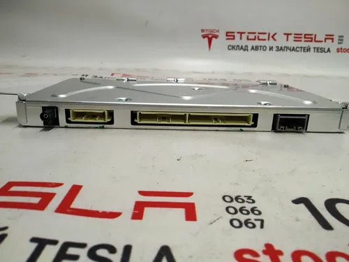 12 Centrální ovladač karoserie REV01 Tesla Model X 1045451-00-J