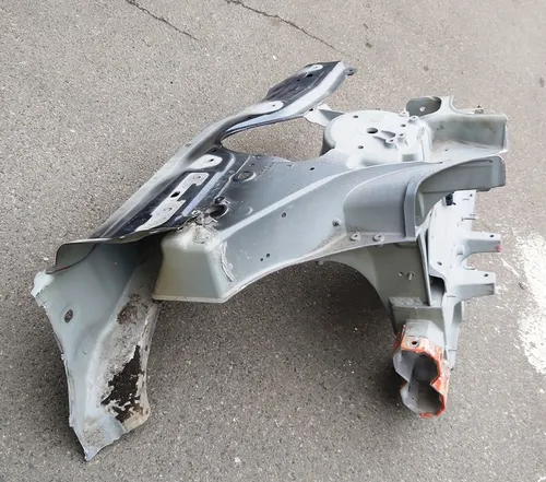 Kvarterad främre vänstra glasenhet med rundring och vingfläns Tesla modell S, modell S REST 1022588-01-A
