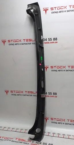 1 Облицювання прорізу багажника верхня Tesla model X 1047885-00-B