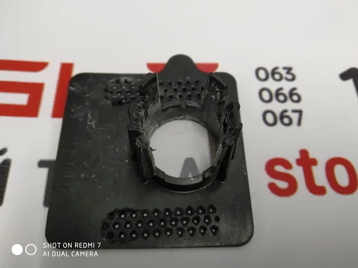 8 Parkeringssensor monteringsbeslag S8 Tesla model S 1048523-00-B