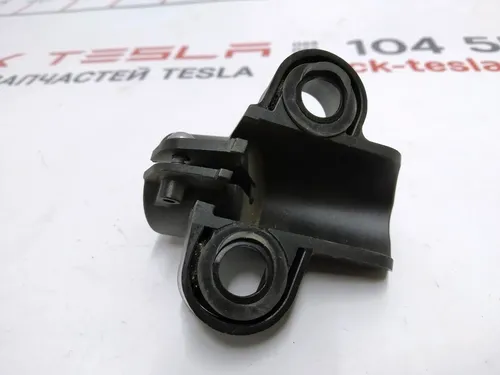 13 Pouzdro dorazu víka zavazadlového prostoru pravé Tesla model X 1051429-00-D